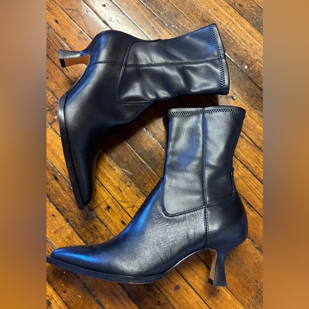 Dolce Vita Arya pointed toe leather booties black